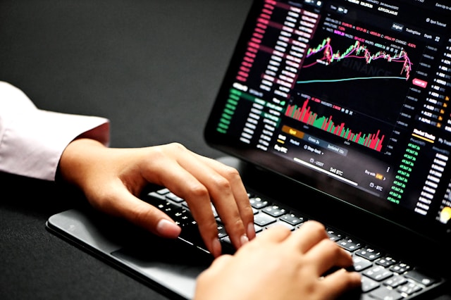 Why Online Trading is the Perfect Side Hustle